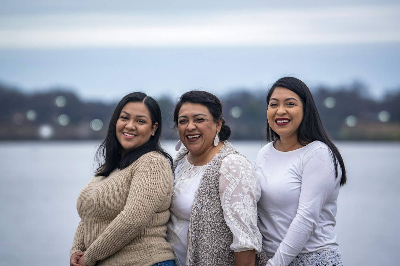 Familia sonriendo, atención dental cercana para todas las edades