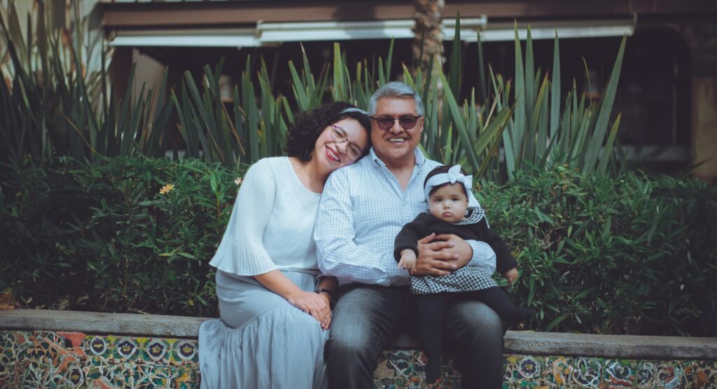 Familia mexicana sonriendo